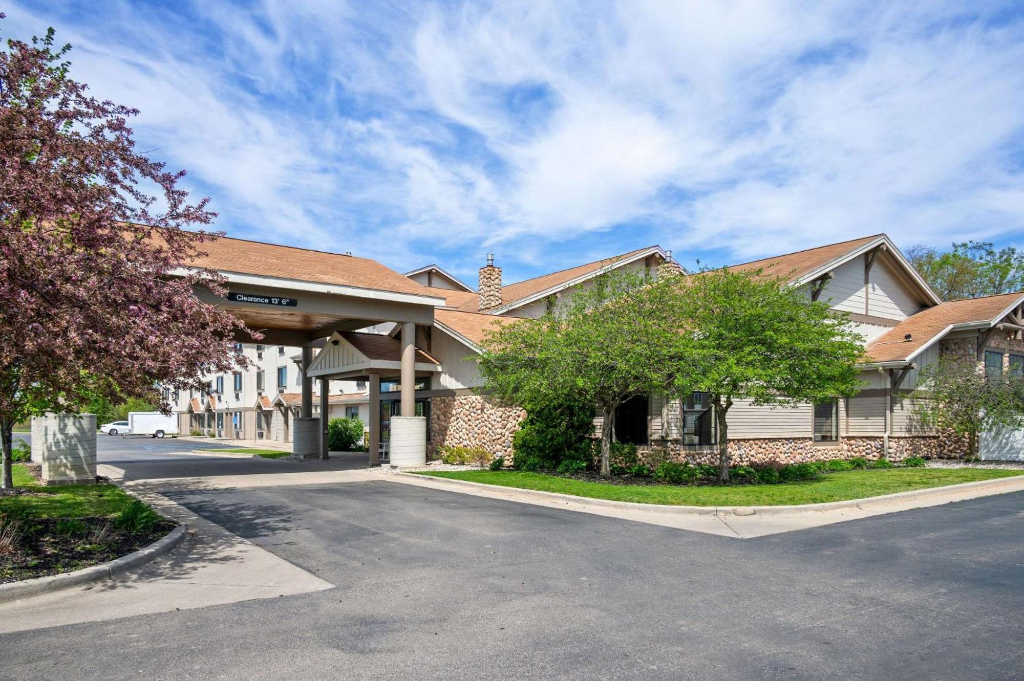 White Pine Inn & Suites Holland Dış mekan fotoğraf